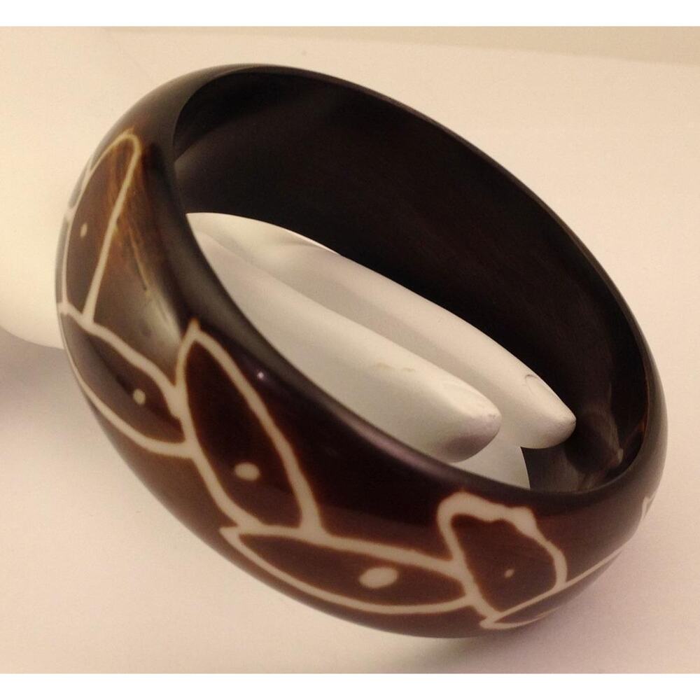 VINTAGE BROWN WITH WHITE ETCHED LEAVES LUCITE BANGLE BRACELET EBA12